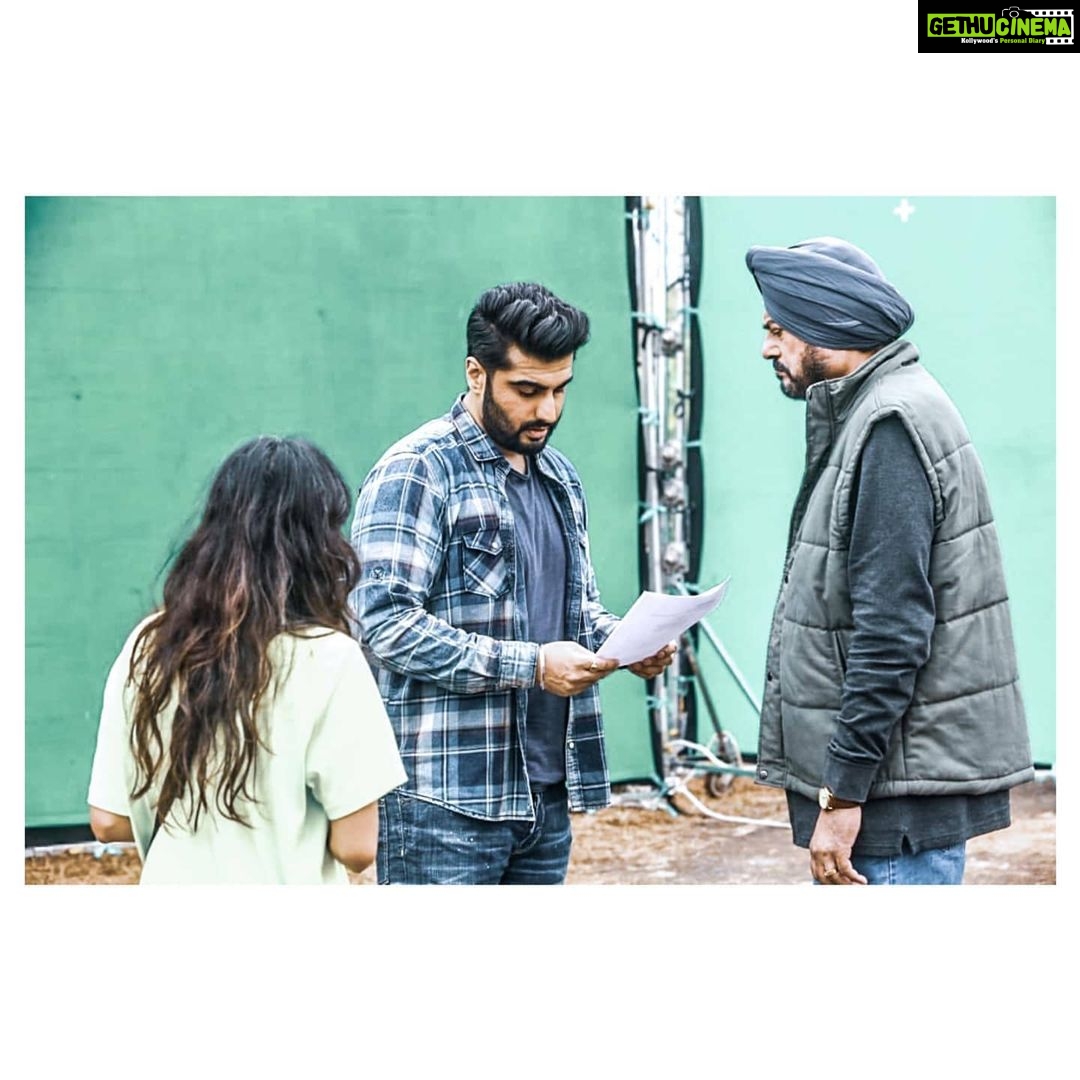 Arjun Kapoor Instagram - I’m back to my happy place ❤️❤️ . @rakulpreet @neena_gupta @kaachua @onlyemmay @madhubhojwani @nikkhiladvani @thejohnabraham #BhushanKumar @divyakhoslakumar #KrishanKumar @tseriesfilms @johnabrahament @emmayentertainment