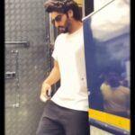 Arjun Kapoor Instagram - Chala jaata hoon, kisi ki dhun mein, dhadakti #Dilli ki galiyon mein. 😏 Until next time, #Delhi! ✨ #Wrap #ShootLife #BTS New Delhi