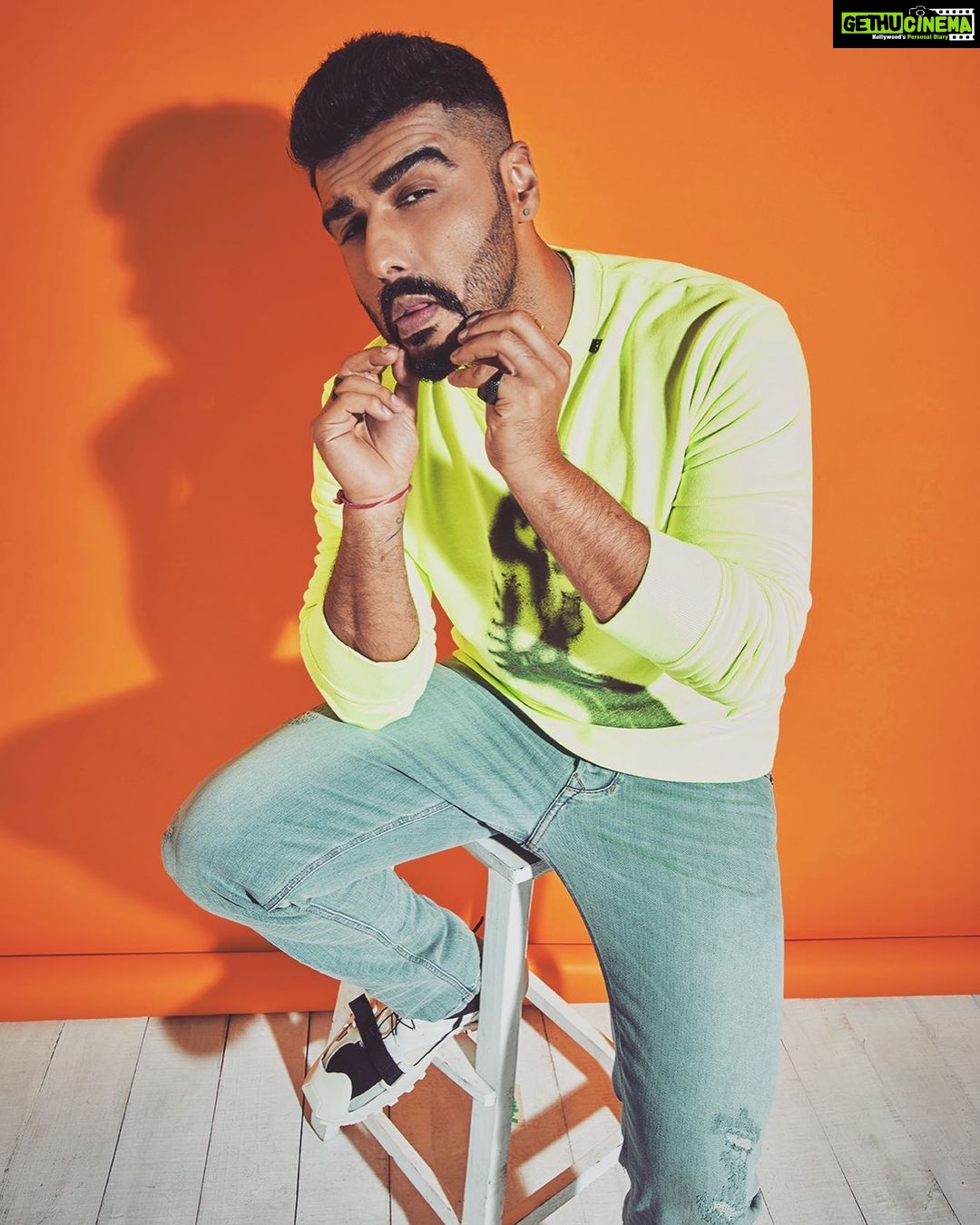 Arjun Kapoor Instagram - लेफ्ट वाला साइड राइट वाले साइड से लम्बा है क्या? 🤔 Handlebar moustache ✅