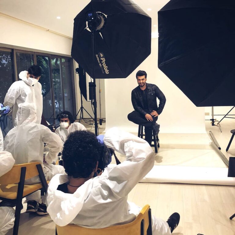 Arjun Kapoor Instagram - Everyone of us will have to adjust to the new normal and slowly start resetting our lives. My work life restarted and I shot for the first time after 4 months... सब बदल चुका है New World Order 