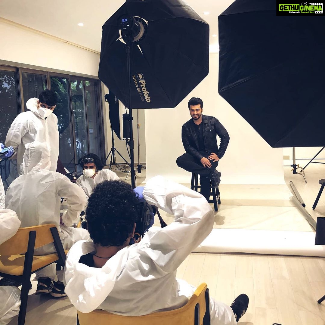 Arjun Kapoor Instagram - Everyone of us will have to adjust to the new normal and slowly start resetting our lives. My work life restarted and I shot for the first time after 4 months... सब बदल चुका है New World Order "Accepted"🙌