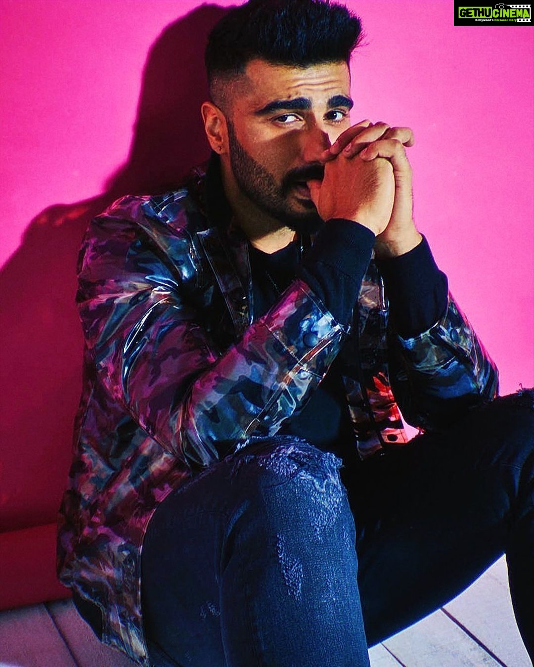 Arjun Kapoor Instagram - Me trying to Smoulder while we wait for May...