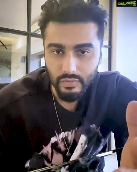 Arjun Kapoor Instagram - Hey, I hope all Ki & Ka s are at home staying safe and washing their hands often !!! I’m also sure all the 'Kas' are splitting all household chores and duties with their 'Kis' right now at home... Why don’t you guys send me your videos/pictures of you doing household chores using #4YearsOfKiAndKa and tag me on your posts/stories and I’ll repost them !!!