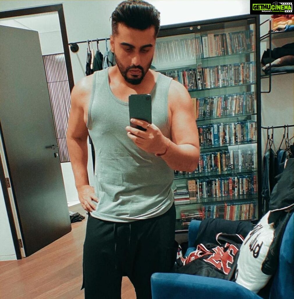 Arjun Kapoor Instagram - Mirror Mirror on the wall... Bored yet ? She replied not at all... . #sundayselfie #selflove #chakachak