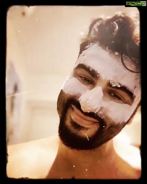 Arjun Kapoor Instagram - आप सोच रहे होंगे क्या है मेरी निखरी त्वचा का राज़ ??? 💁🏽♂️ कुछ नहीं बस थोड़ा अलग वाला मास्क ।।। 😊