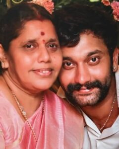 Arulnithi Instagram - To the sweetest amma 😘 happy birthday amma 😍
