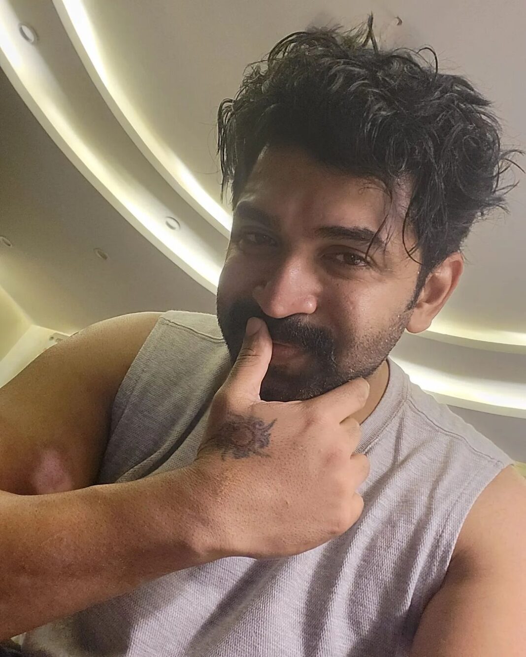Arun Vijay Instagram - Behind all my hard-core actions you'll see on screen there are plenty of bruises like these... But still love doing my own stunts..😉 Wait for the next on screen..💪🏽 Luv you all..❤️ #AchchamEnbadhuIllayae #actorslife #nothingcanstop