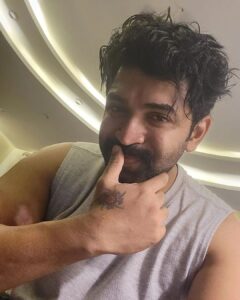 Arun Vijay Instagram - Behind all my hard-core actions you'll see on screen there are plenty of bruises like these... But still love doing my own stunts..😉 Wait for the next on screen..💪🏽 Luv you all..❤️ #AchchamEnbadhuIllayae #actorslife #nothingcanstop