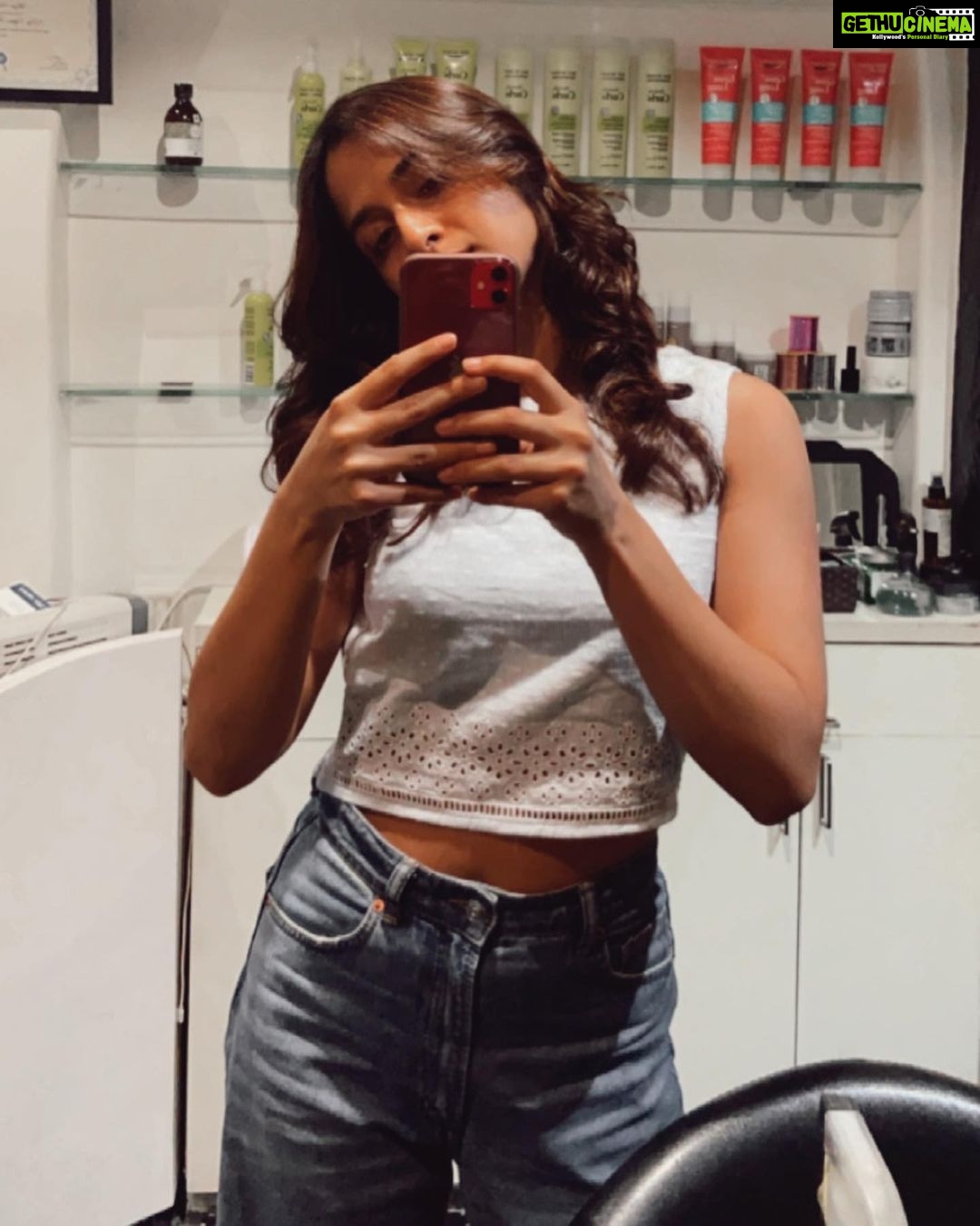 Arushi Sharma Instagram - Great hair doesn’t happen by chance, It happens by appointment 💇♀️🤷♀️✂️ thanks to the sweetest @maisalonbandra You’re simply the best. MAI Salon