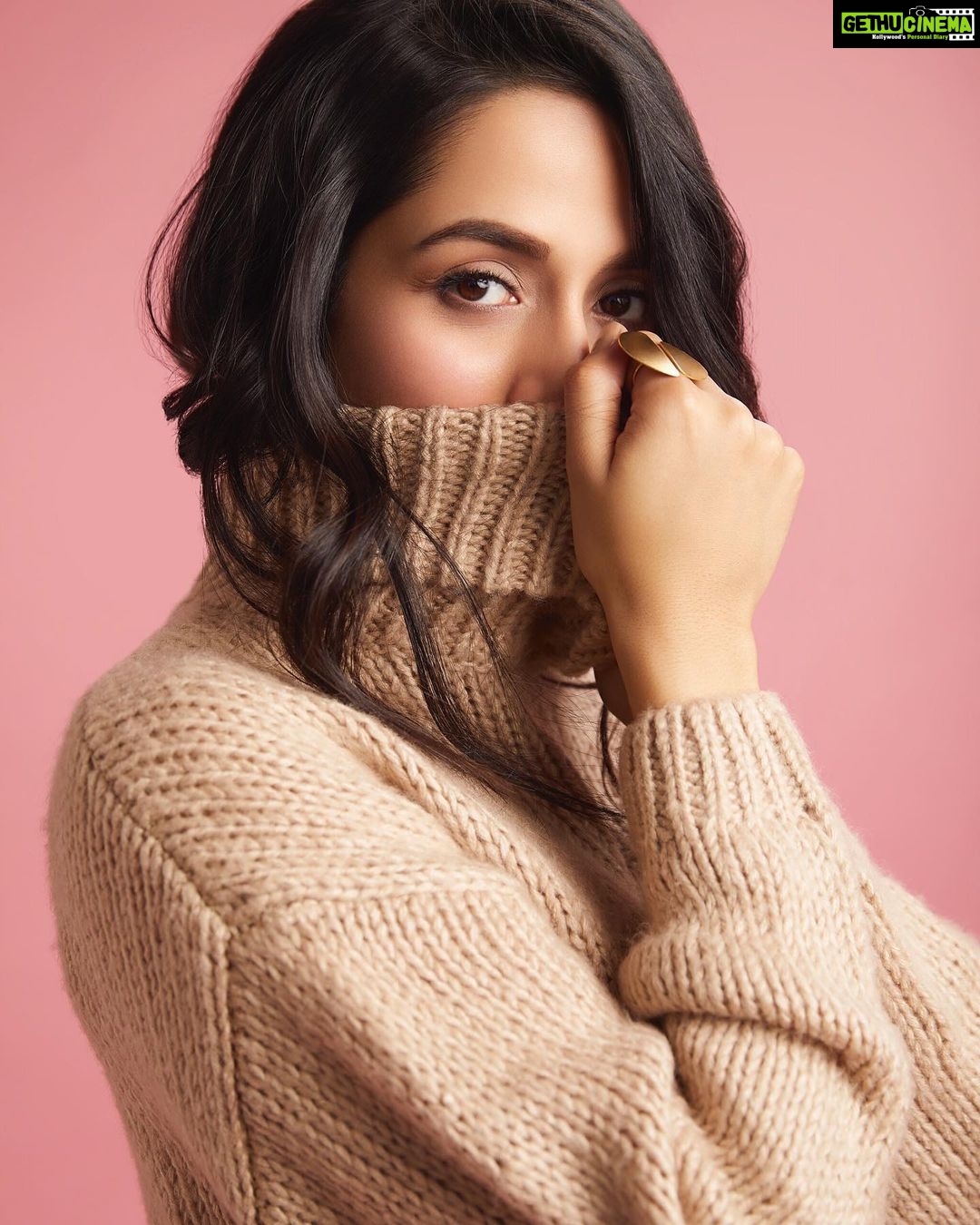 Arushi Sharma Instagram - Hello Sunday! ☀️ . . . . . . . 📸 by: @meetesh_photography Styled by @jueeleechavan Makeup by @vibhagusain Hair by @snigdha_hairandmakeup Wardrobe credits Sweatshirt : @h&m Ring : @one_nought_one_one