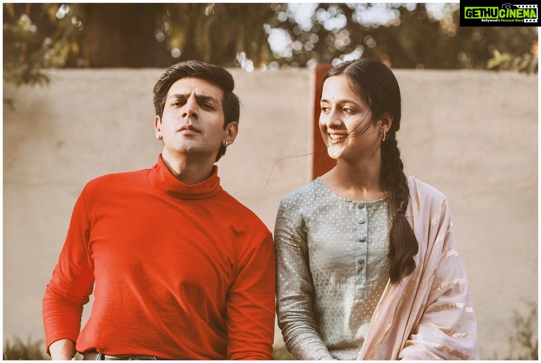 Arushi Sharma Instagram - Maine kaha tha na baatein phone par bhi hosakti hai kyunki baaton se bhi zyada zaroori hoti hai kuch baatein. Love Aaj Kal- aapke nazdeeki cinema gharo mein. Miss mat karna yar, bht pyaar se banai hai! #Raghu #Leena #LoveAajKal #14thfeb #valentinesday