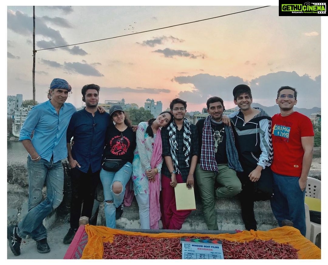 Arushi Sharma Instagram - Terrace, hum sab aur sunset🌅 Can we please go back and do this all over again? #LoveAajKal #memoriesfromudaipur Udaipur, Rajasthan