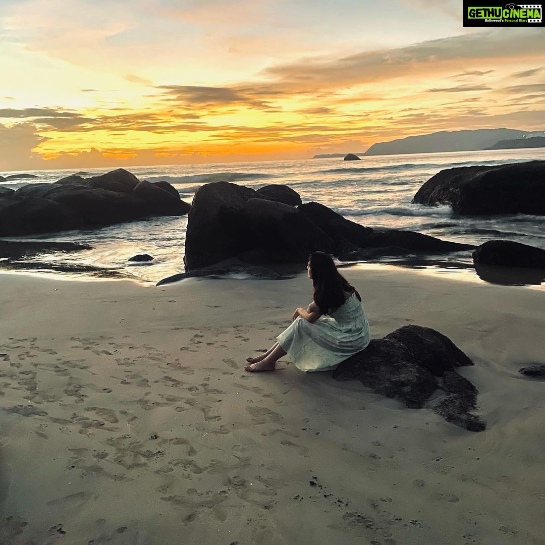 Arushi Sharma Instagram - Sunsets 🌅 and old hindi songs 🎶 can heal everything. Agonda beach