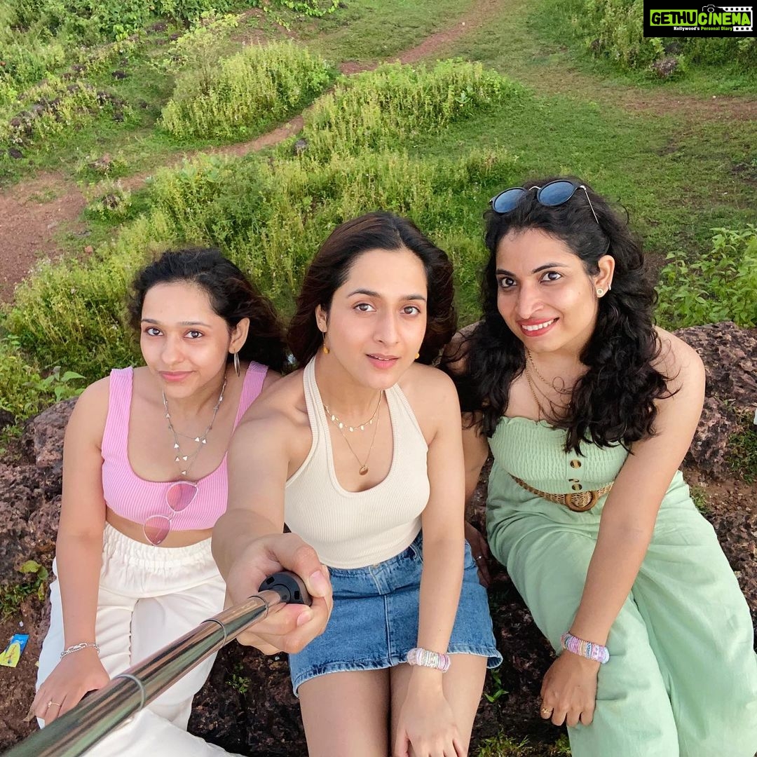 Arushi Sharma Instagram - आँखों ही आँखों में कह जाती है जो ये खामोशियों की ये कैसी ज़ुबां ||@nikita_vishwani @oshu_kapil