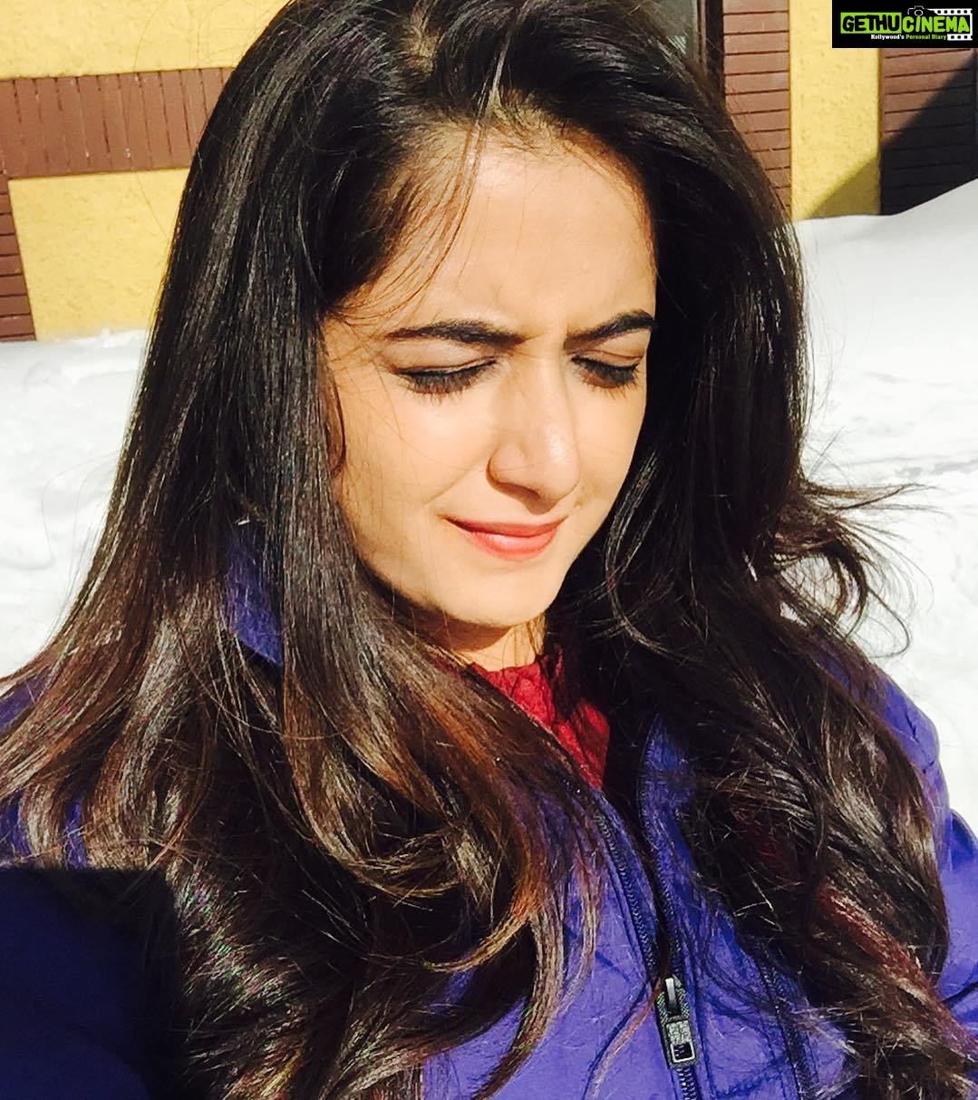 Ashika Ranganath Instagram - Sunkissed ☀️#kashmirdairies #missingit
