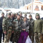 Ashika Ranganath Instagram – With our strong n humble Indian soldiers ! So helpful n lovely people ☺😍❤ #Feelingwonderful #Respectforindianarmy 🙏🏻👏🏻 Gulmarg, Kashmir, Himalaya