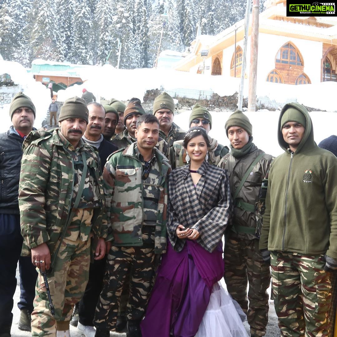 Ashika Ranganath Instagram - With our strong n humble Indian soldiers ! So helpful n lovely people βΊπβ€ #Feelingwonderful #Respectforindianarmy ππ»ππ» Gulmarg, Kashmir, Himalaya