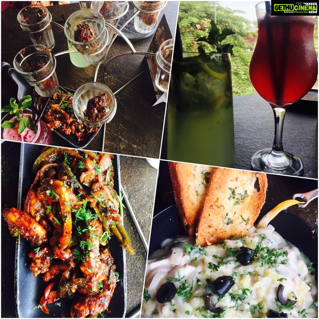 Ashika Ranganath Instagram - Such an amazing food ! 😍 lovely time with besties 😘😘