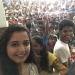 Ashika Ranganath Instagram - Crazy audience in Prasanna theatre during the interval ☺️❤️ #theatrevisits#crazyboyteam#houseful 😍