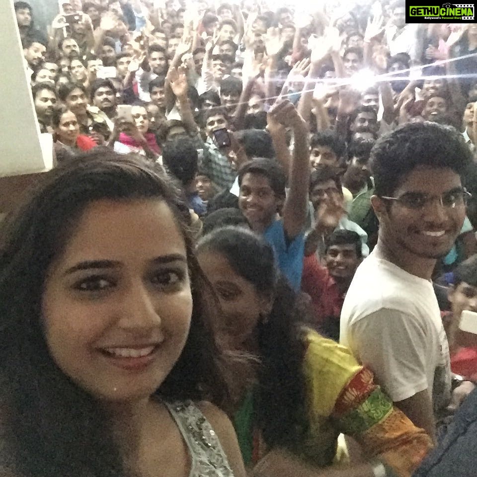 Ashika Ranganath Instagram - Crazy audience in Prasanna theatre during the interval ☺️❤️ #theatrevisits#crazyboyteam#houseful 😍