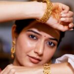 Ashika Ranganath Instagram - Jewellery Is a personal thing.. It should tell a story about the person wearing it. The Nrityanjali collection by @malabargoldanddiamonds is handcrafted jewellery and a tribute to Indian classical dances. Just got me to a thought, Be gorgeous. Be the bedazzling beauty. Be divine. Crafted in 22k gold this fine jewellery brings elegance and class to every outfit it is paired with. #Ad #Nrityanjali #NrityanjaliCollection #InspiredByTheArtOfDance #AnOdeToTheLanguageOfDance #ATributeToDancesOfIndia #JewelleryInspiredByDance #MalabarGoldandDiamonds