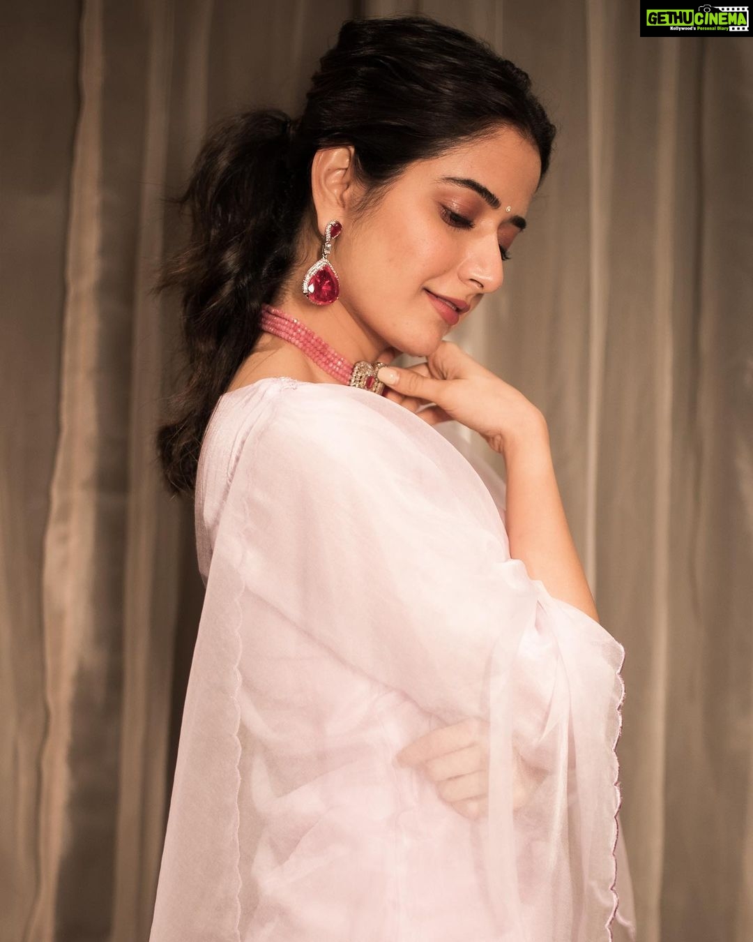 Ashika Ranganath Instagram - Shot by @vasukikarkone Styling @papapants Assistant styling @thechaotic.art Accessories @jewelboxbyarnav Make up @urjapatel_artistry Hair @paramesh_hairstylist