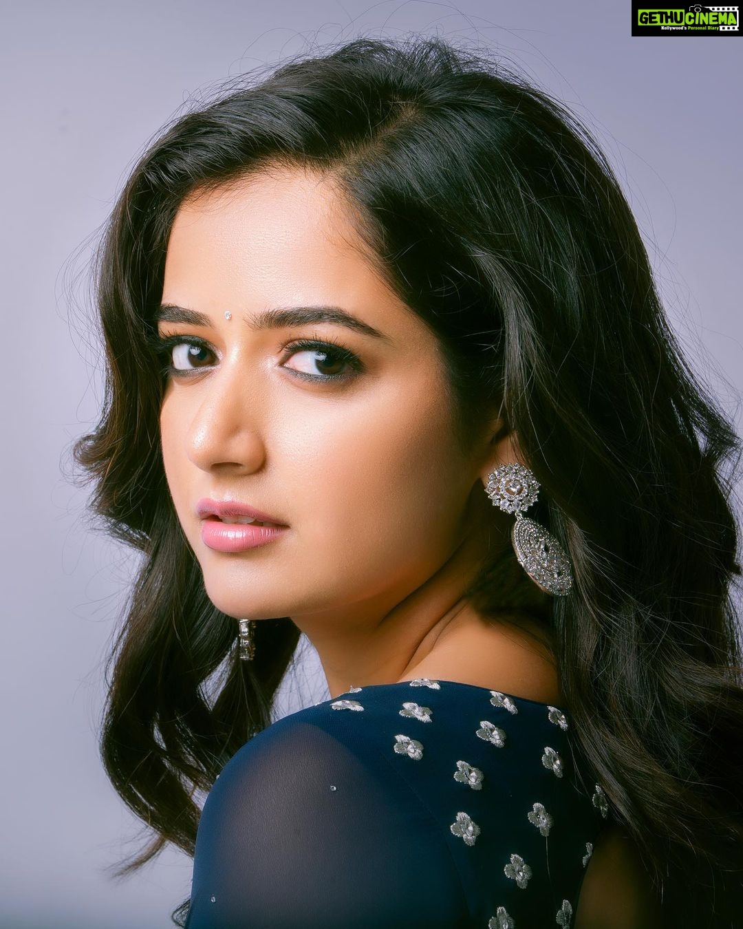 Ashika Ranganath Instagram - With patience you grow, heal & shine ✨