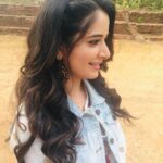 Ashika Ranganath Instagram - Being “Siri” in the sets of Avatarapurusha From helping our production Anna in cooking 🧑‍🍳 to watering the plants for our set boys 😜 P.s I was just posing 🙆🏻‍♀️