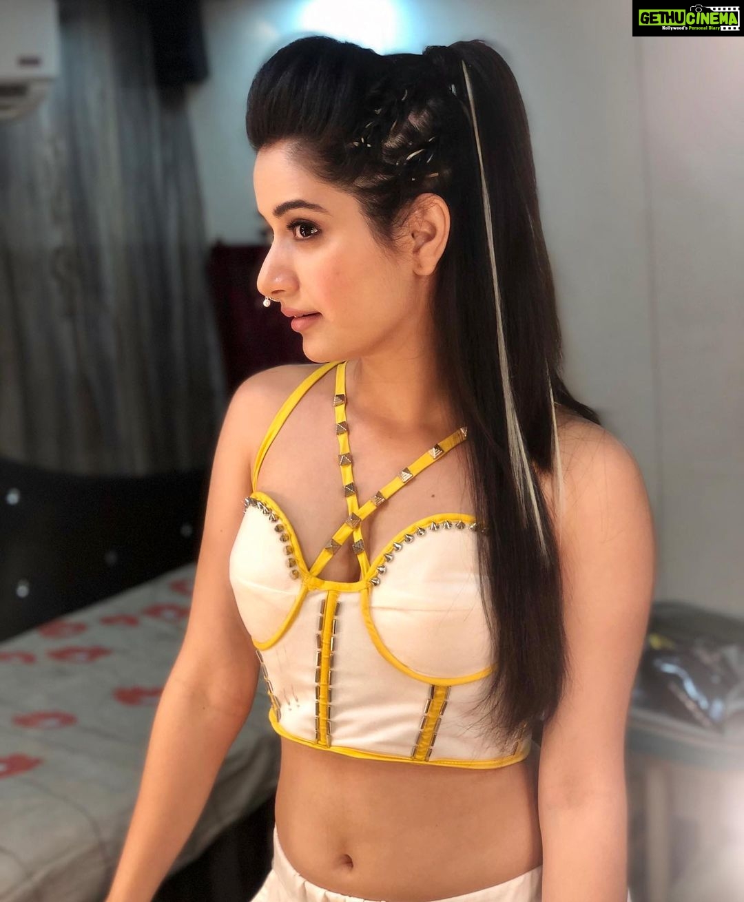 Ashika Ranganath Instagram - Thanks for the amazing response for #Herohonda ♥️ Do check out if you haven’t watched it yet ✨ Styling @roobaruuu 👗 Make up @shivugowda2011 Hair @paramesh_hairstylist @pushkarfilms #avatarapurushakannadamovie #Herohonda
