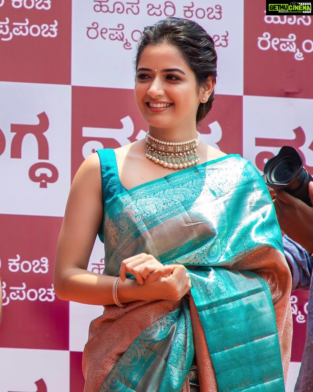 Ashika Ranganath Instagram - Welcome to bengaluru @mugdhaartstudio @sashivangapalli ♥️ Make up @urjapatel_artistry Hair @paramesh_hairstylist Accessories @pavanmorjeweller Photography @sumuhurtham_photography Saree @mugdhaartstudio Bangalore, India