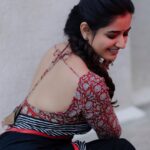Ashika Ranganath Instagram - For the #Avatarapurusha promotions Outfit: @kalasthreebytejaswinikranthi Styling: @tejukranthi Assistant Styling : @khushi_jagadisha Make up : @urjapatel_artistry Hair : @makeover_by_raghu_nagaraj_n Accessories: @baublelove PC: @nithishayyod