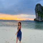 Ashika Ranganath Instagram - Sunset at the beach 🌅
