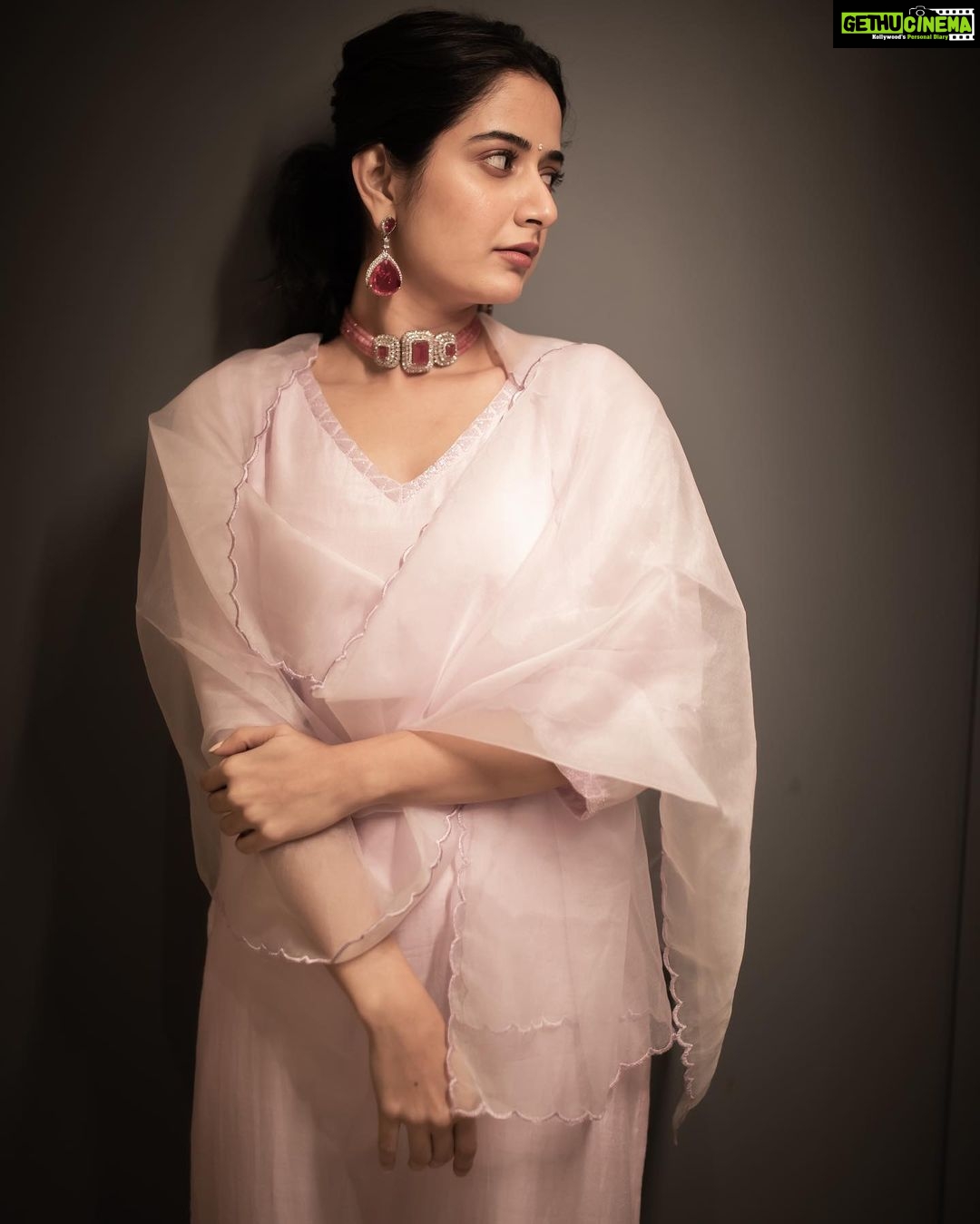 Ashika Ranganath Instagram - Shot by @vasukikarkone Styling @papapants Assistant styling @thechaotic.art Accessories @jewelboxbyarnav Make up @urjapatel_artistry Hair @paramesh_hairstylist