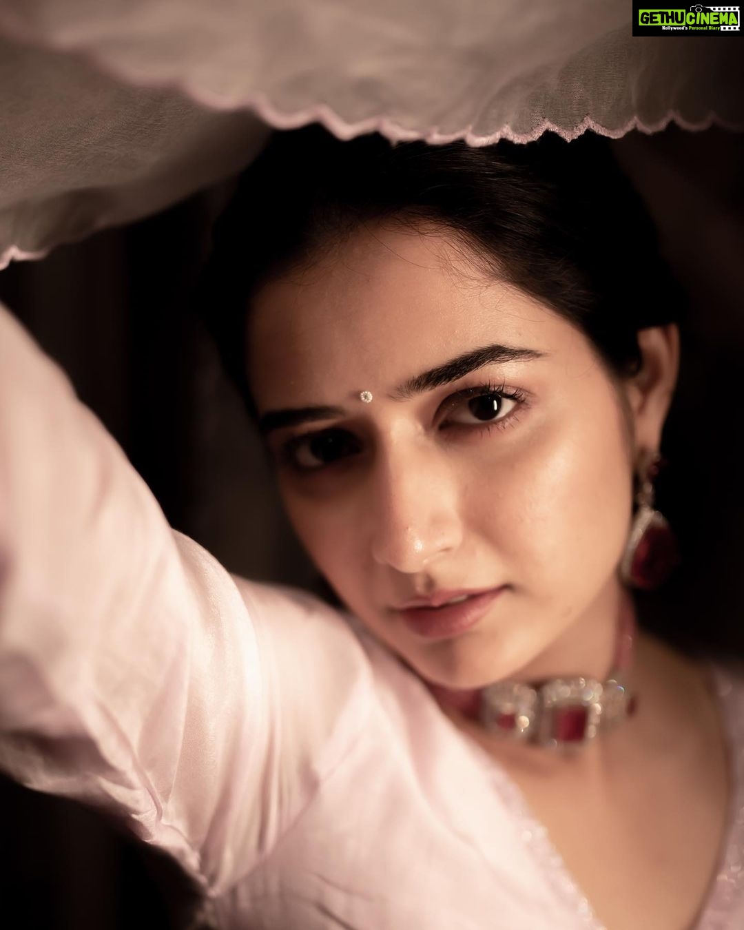 Ashika Ranganath Instagram - Shot by @vasukikarkone Styling @papapants Assistant styling @thechaotic.art Accessories @jewelboxbyarnav Make up @urjapatel_artistry Hair @paramesh_hairstylist