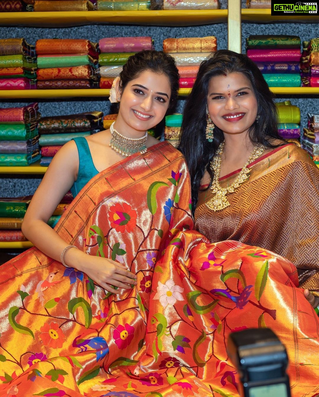 Ashika Ranganath Instagram - Welcome to bengaluru @mugdhaartstudio @sashivangapalli ♥️ Make up @urjapatel_artistry Hair @paramesh_hairstylist Accessories @pavanmorjeweller Photography @sumuhurtham_photography Saree @mugdhaartstudio Bangalore, India