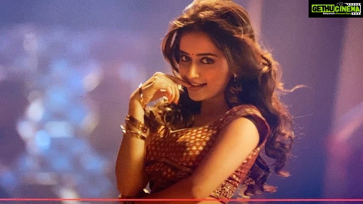 Ashika Ranganath Instagram - Ok, I’ve been holding on to this from a very long time and now, I can finally share it! Pataki poriyo was quite a challenging song because it was the first of its kind to me. I had mixed emotions before the shoot, but @kichchasudeepa sir, director and choreographer made me feel comfortable n gave me a boost of confidence to perform. I was happy that I made the right decision. Today, looking at the massive response n craze in the theatres, I feel blessed, lucky and amazing! Cheers to me for breaking the stereotype from this huge hit number! Thank you guys for accepting me in this special song. I promise to keep you entertained in my upcoming films ♥️ Special mention to @roobaruuu @shivugowda2011 @makeover_by_paramesh for making me look the best 👗💄💇♀️ P.s: I have been seeing all your posts, mentions from all over Karnataka, Hyderabad n Tamil Nadu. I’m overwhelmed You guys are love ♥️ Mwah 💋