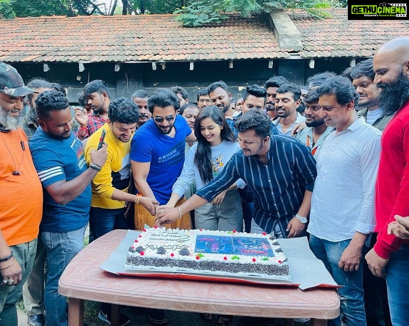Ashika Ranganath Instagram - Aaaaand it’s a wrap!!! Thanks to all of you for showing so much love n support.. madhagaja completes shooting & gears up for release! Can’t wait for it…. Thanks to the entire team of madhagaja ♥️ P.s don’t forget to notice the only girl power 😉💪🏻 #Madhagaja @sriimurali @mahesh_director @umapathy_s_gowda @shivrajkrpete @chikkanna_official @ravibasrur #Naveendop