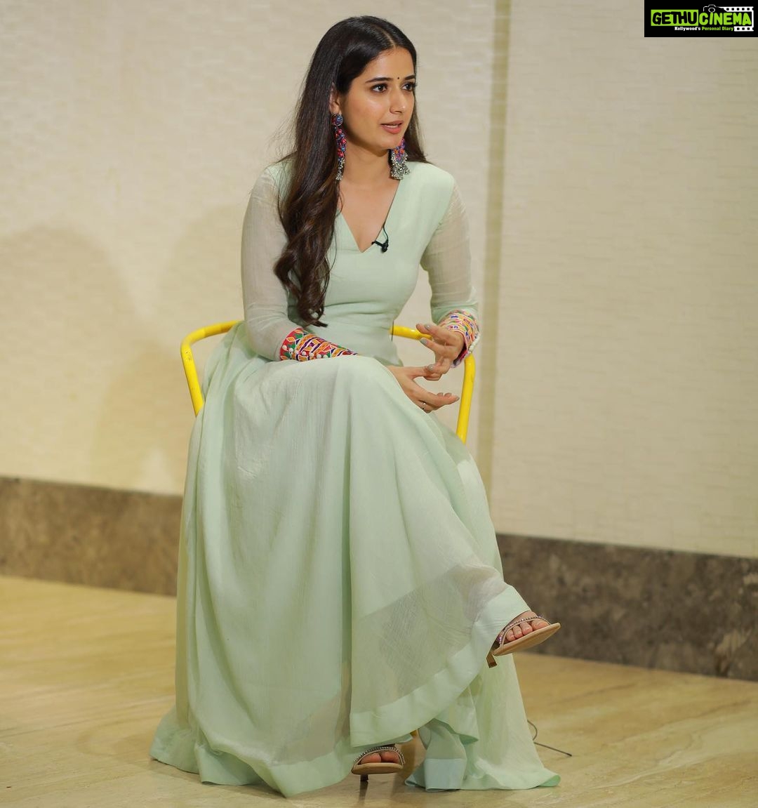 Ashika Ranganath Instagram - #Madhagaja running successfully π Thanks for the wonderful response! Pallavi hatra mathadakke ready agi ππ» Coming live to talk to you all today at 6pm! Stay tuned @ashika_rangnath Styling @tejukranthi Outfit @kalasthreebytejaswinikranthi Makeup & hair @urjapatel_artistry Bangalore, India