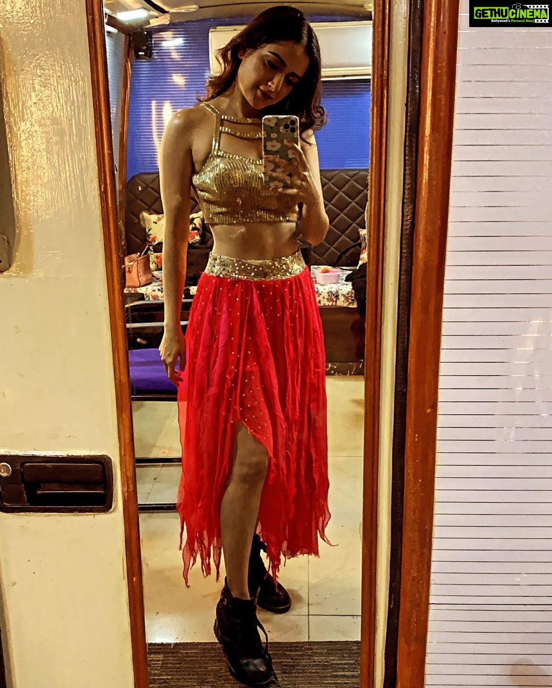 Ashika Ranganath Instagram - For the performance last night ✨ Thank you @anyracouture for beautifully customising this outfit!! Subtle look by @makeoverwithlakshmi_shetty ♥️ @hair_by_poornima