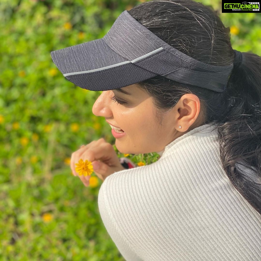 Ashika Ranganath Instagram - Sending in lots of love 🌼