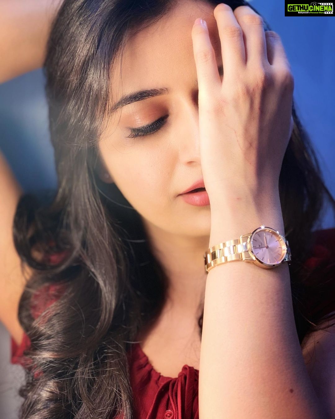 Ashika Ranganath Instagram - Celebrate LOVE and get a 10% off with @danielwellington! Surprised? With the new offer, you can buy 2 or more products and save 10%! Combine this with my code DWXASHIKA and get an additional 15% off! Make this Valentine’s a special one! #DanielWellington #DWGiftsOfLove Make up n picture credits by our multitalented @shivugowda2011 😎