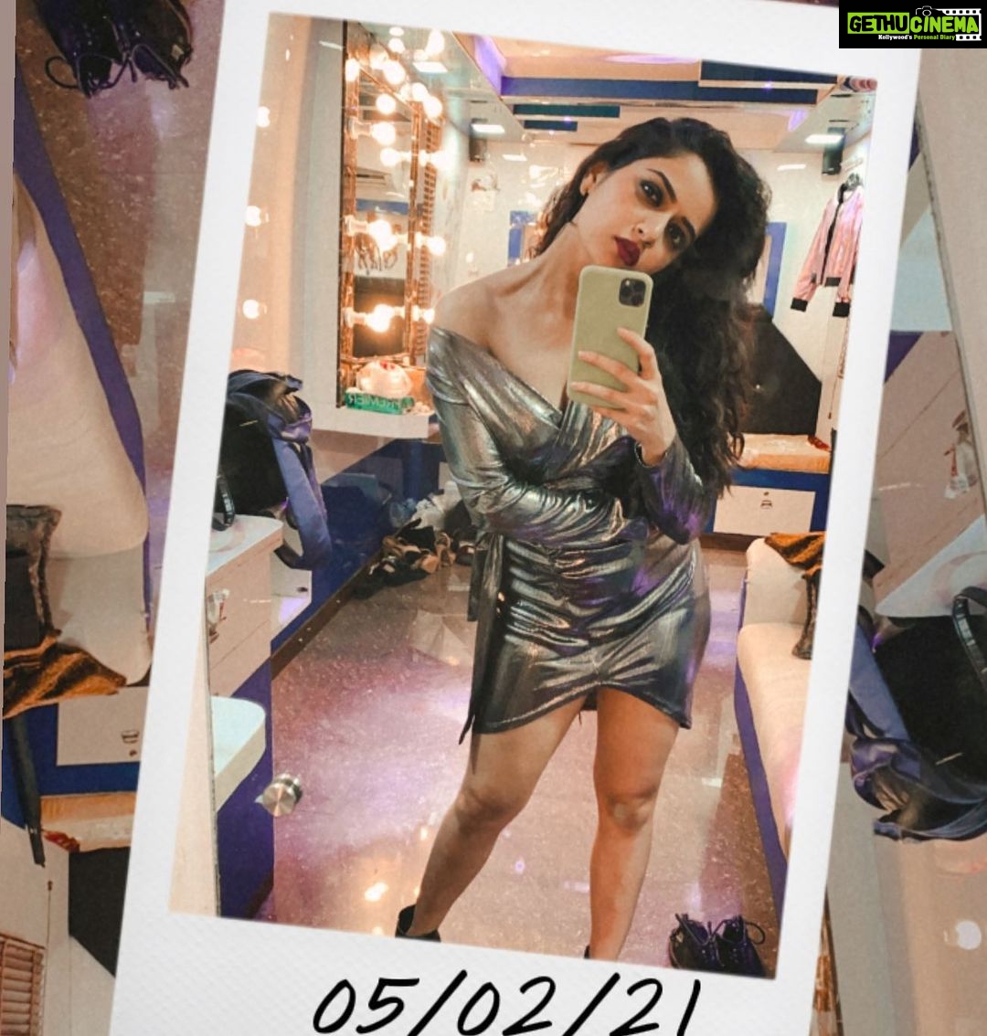 Ashika Ranganath Instagram - Playing dress up👗👠💄 Styling @apekshapurohit 🤗 #Raymosets