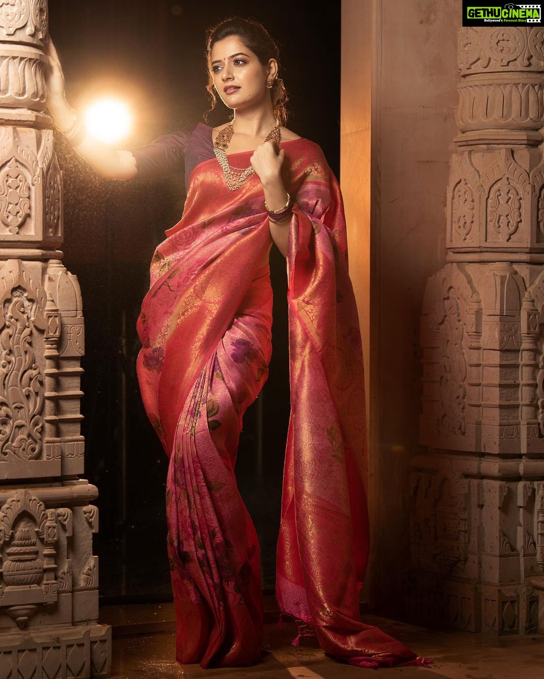 Ashika Ranganath Instagram - To this beautiful picture, gorgeous saree n amazing make up @bangalore.photographer 📸 @urjapatel_artistry 💄 @thenalme @maayarangdesignstudio 👗 @lotus_silver_jewellery 💛