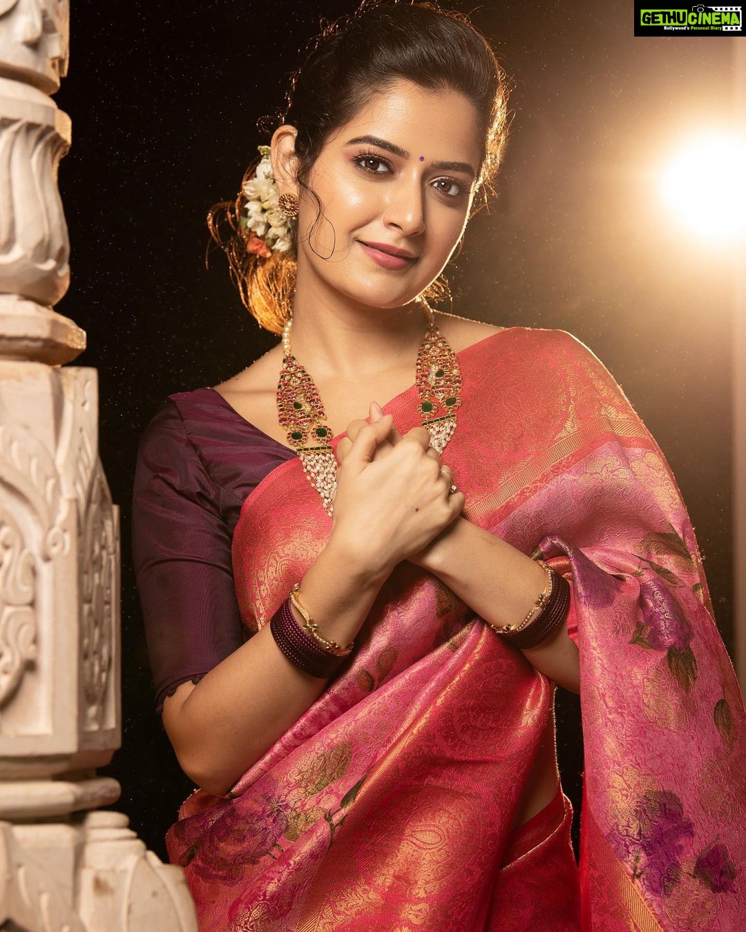 Ashika Ranganath Instagram - ದಸರಾ ಹಬ್ಬದ ಶುಭಾಶಯಗಳು ✨ Wish you all a happy Dussehra Wearing @thenalme @maayarangdesignstudio Make up n hair @urjapatel_artistry Jewellery @lotus_silver_jewellery Photography @bangalore.photographer