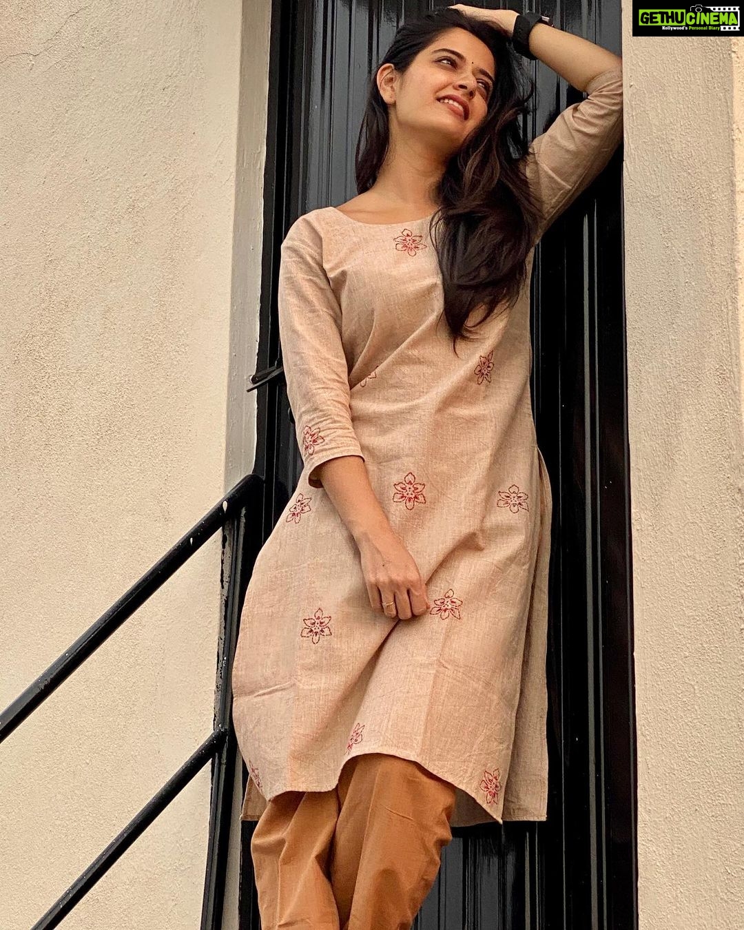 Ashika Ranganath Instagram - Help a weaver smile again and get a bag of Handloom Goodness ♥️ ನೇಕಾರರ ಕಿರುನಗೆಗೆ ಸಹಾಯ ಮಾಡಿ ಮತ್ತು ಕೈಮಗ್ಗ ಒಳ್ಳೆಯತನದ ಚೀಲವನ್ನು ಪಡೆಯಿರಿ. Due to the pandemic 800 artisans of the Desi Trust have seen their sales dry up. 87000 meters of fabric is lying unsold. ಸಾಂಕ್ರಾಮಿಕ ರೋಗದಿಂದಾಗಿ ದೇಸಿ ಟ್ರಸ್ಟ್ನ 800 ಕುಶಲಕರ್ಮಿಗಳು ತಮ್ಮ ಮಾರಾಟವು ಒಣಗುತ್ತಿರುವುದನ್ನು ನೋಡಿದ್ದಾರೆ. 87000 ಮೀಟರ್ ಫ್ಯಾಬ್ರಿಕ್ ಮಾರಾಟವಾಗದೆ ಬಿದ್ದಿದೆ To save their skills and livelihoods in return for beautiful and affordable natural dyed handloom cotton, we are asking you to buy a DESI MYSTERY BAG. You will receive a delightful curation of garments or fabric customised to your tastes. Buy now for yourself or your family and friends. Please support n save the weavers @desi_trust Let’s do our small bit n help them survive 🙏🏻 #savegramudyoga pages.razorpay.com/desi