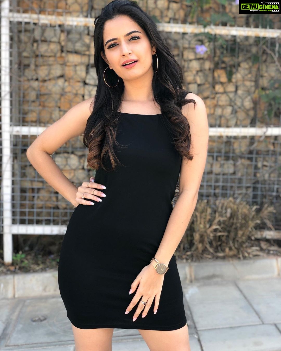 Ashika Ranganath Instagram - Thanks for 900k love 🖤 And My account is safe and secure now.. it was hacked for a while but now it’s fine! A lot of you came for help, thanks for checking! Keep supporting ❣️ H&M by favourite @shreeyapawar_makeup_studio #900k