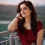 Ashika Ranganath Instagram - Throwback to this beautiful picture captured by @bangalore.photographer I miss that sunset at your place @anisha.balraj @balraj_gautami 🥰