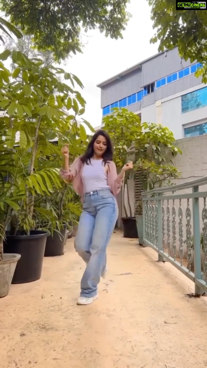 Ashika Ranganath Instagram - One of the most challenging choreographies I have come across.. @anusha.ranganath_ your turn next.. waiting for yours 😉😘💃 #btbt #dance reels @shxxbi131