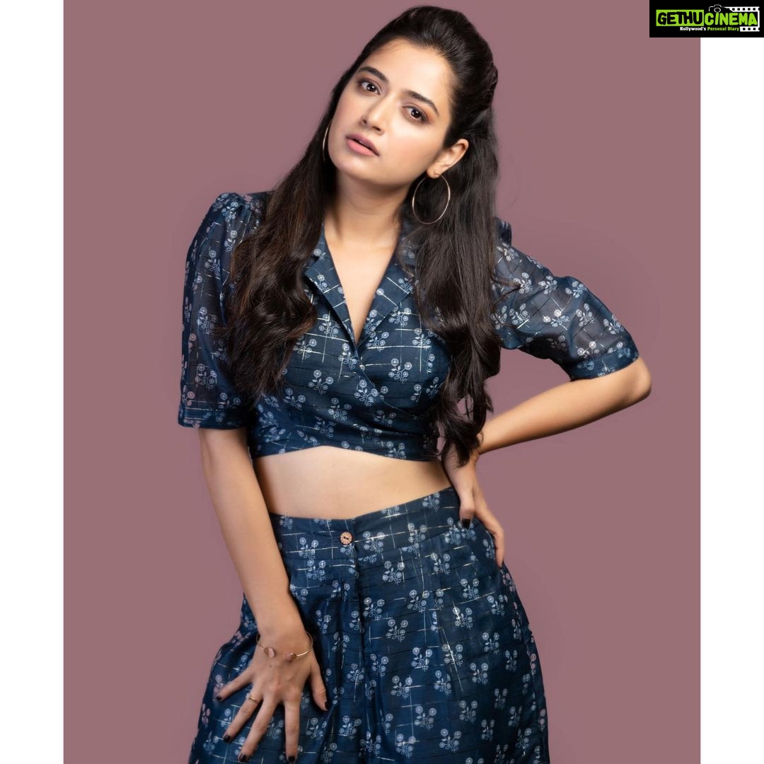 Ashika Ranganath Instagram - Happy new year 🌸 . . . I wish each one of you an amazing year ahead 🙌🏻 #2020 @urjapatel_artistry 💄@photographer_ajay 📸 @springdiariesstore 👗 Studio Fibonacci