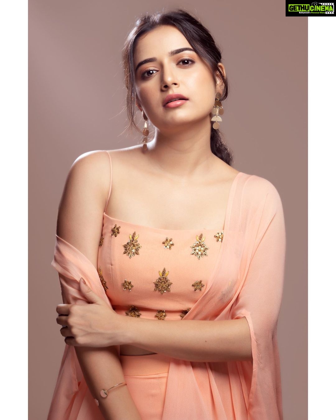 Ashika Ranganath Instagram - Iām in love with this dress, Are you? šš¼āāļø @photographer_ajay šø @shradhaponnappaofficial š @makeoverwithlakshmi_shetty š @studiofibonaccii š« @forever21 š